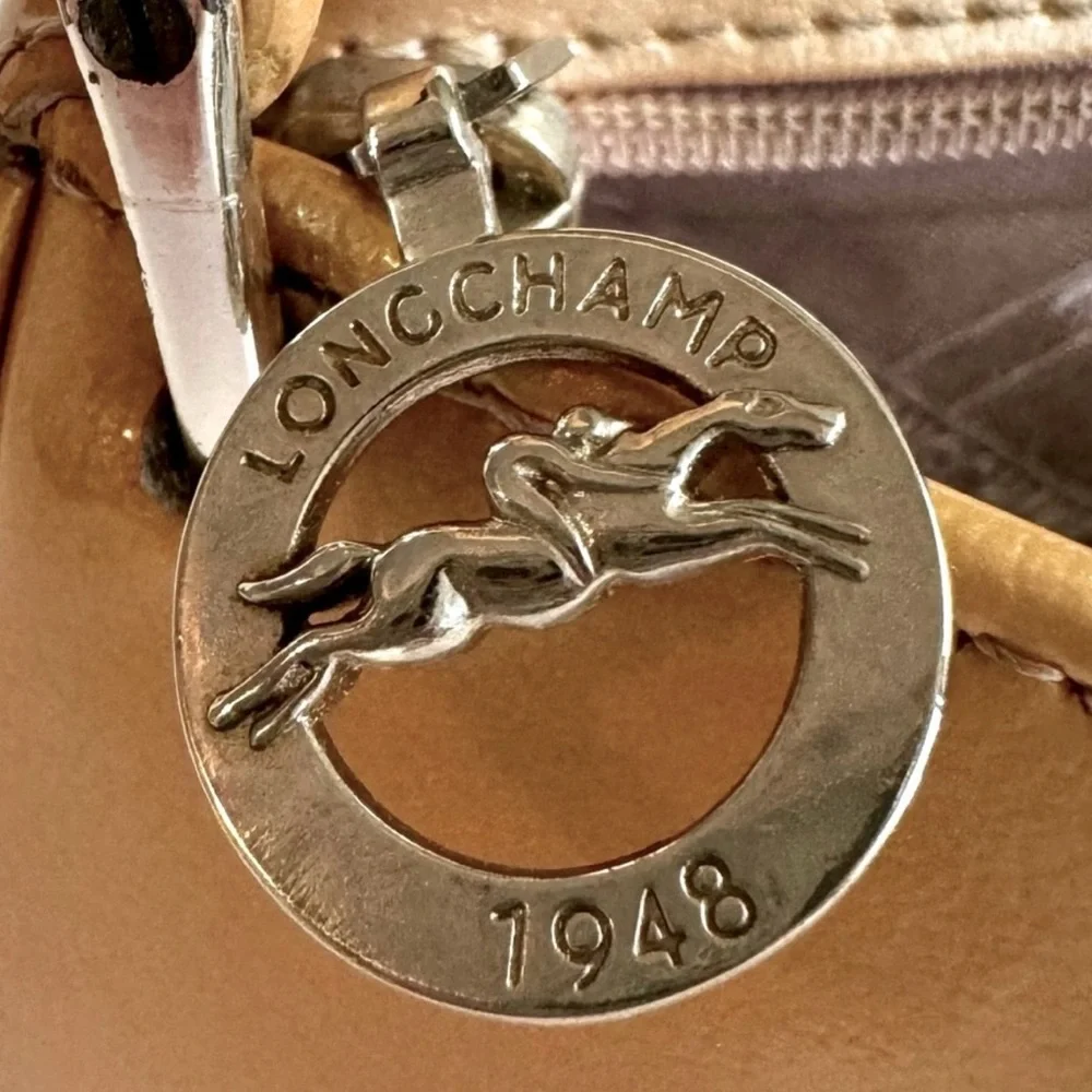 Vtg Longchamp-Classic Sophisticated Gold hued patent leather classic handbag - Picture 10 of 13